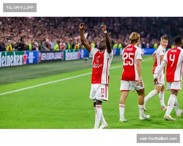 阿贾克斯面对密集防守寻求破解 边后卫助攻成重要战术